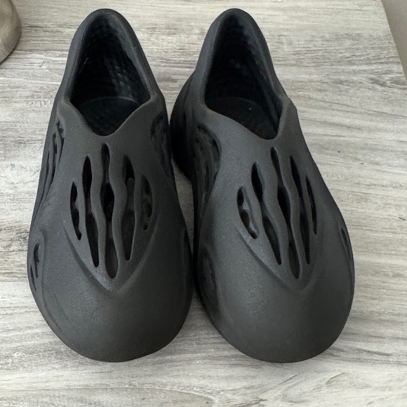 Yeezy Kids Black Sandals - Picture 1 of 4